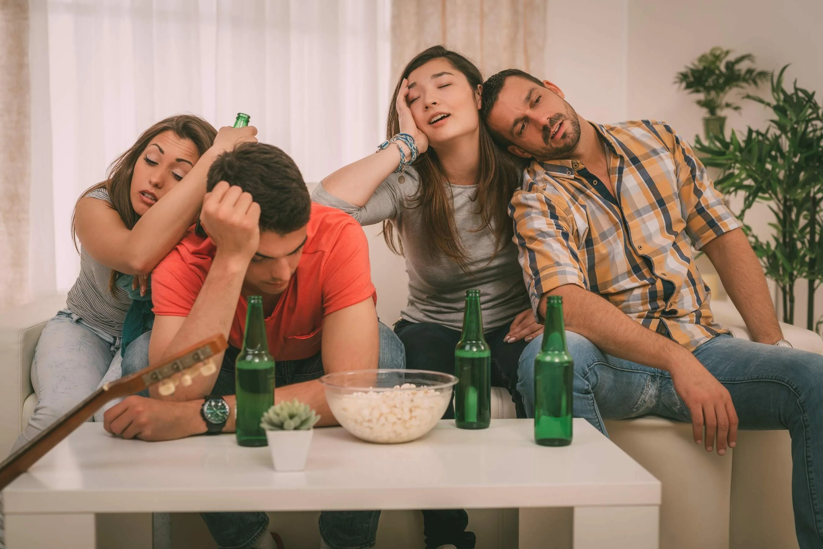 Изменяет по пьяни с друзьями