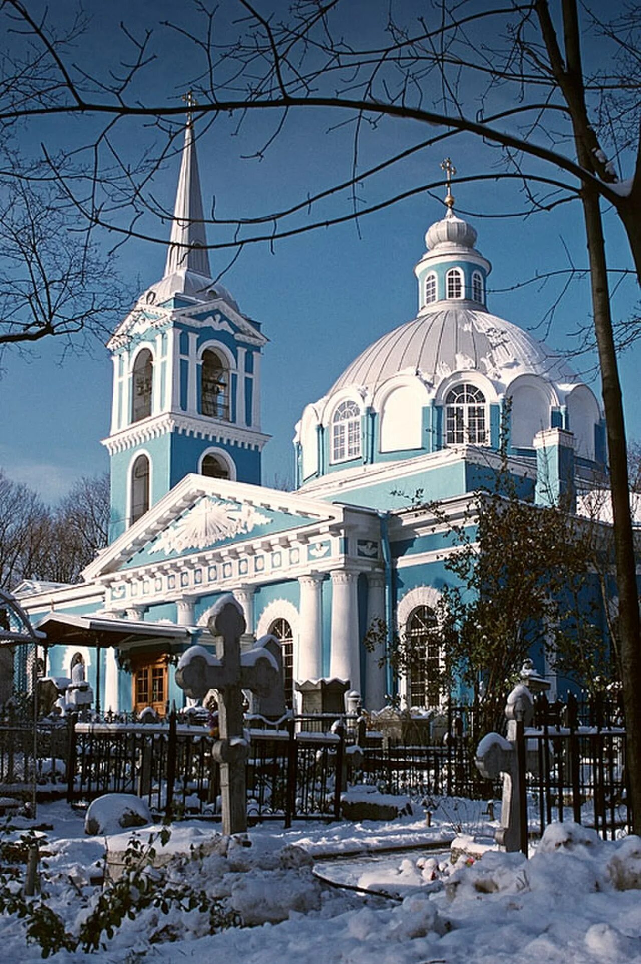 Храм Смоленской иконы Божией матери в Санкт-Петербурге. Смоленская Церковь Санкт-Петербург на Смоленском кладбище. Церковь Смоленской иконы Божией матери на Смоленском кладбище. Церковь Смоленской иконы Божией матери Санкт-Петербург кладбище.