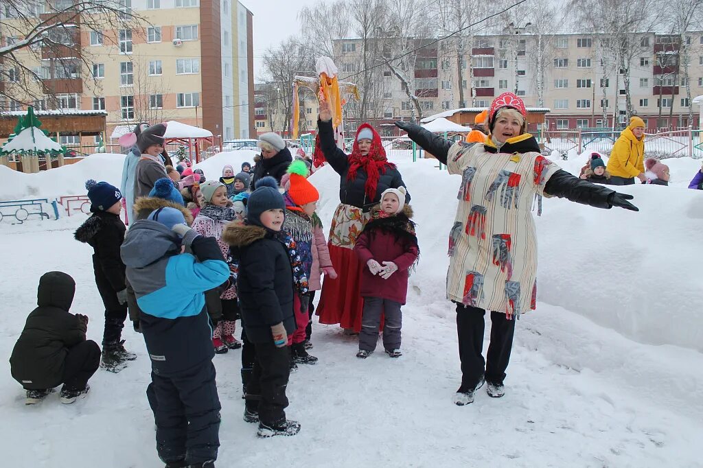 Масленица в детском саду. Праздник Масленица в детском саду. Зимние праздники для детей в детском саду. Масленичные гуляния в детском саду