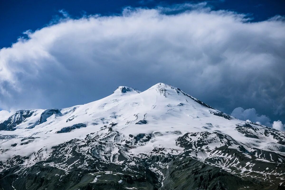 Эльбрус находится в европе. Кавказские горы гора Эльбрус. Северный Кавказ Эльбрус. Самая высокая гора Кавказа Эльбрус. Горы КЧР Эльбрус.