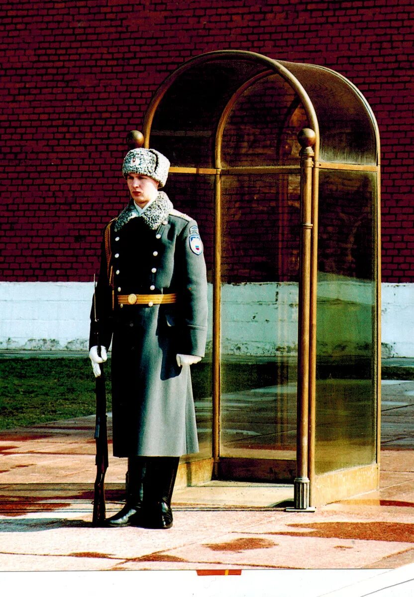 часовой стоит на посту. почётный караул у вечного огня в москве. часовой стоит на посту. часовой на посту. рота почетного караула президентского полка москва.