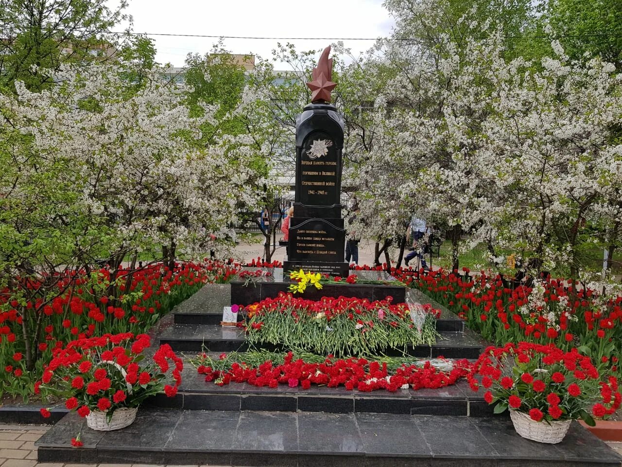 Московских памятников мемориалов. Мемориал воинской славы москва. Монумент славы москва. Монумент городам воинской славы на поклонной горе. Могила неизвестного солдата города герои.