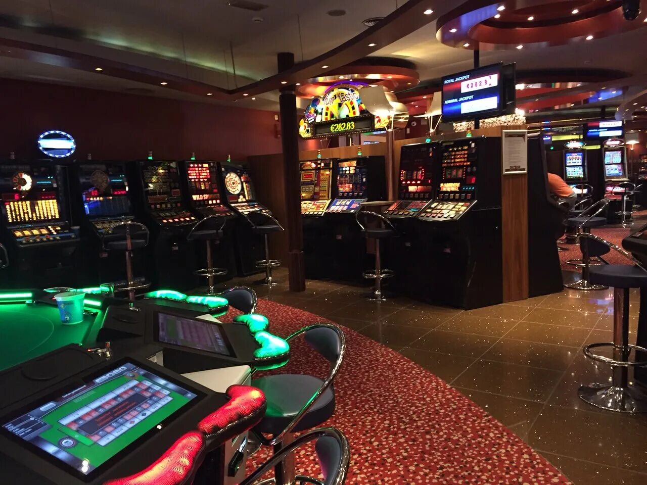 дизайн компьютерного клуба. зал игровых автоматов victory гродно. казино. игровой клуб гама. United gamers домодедово.