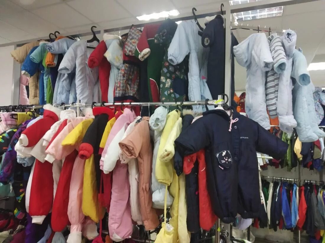 Секонд детских вещей. Детская одежда секонд хенд. Детский секонд. Детская одежда из секонд хенда. Магазин детской одежды сток секонд.