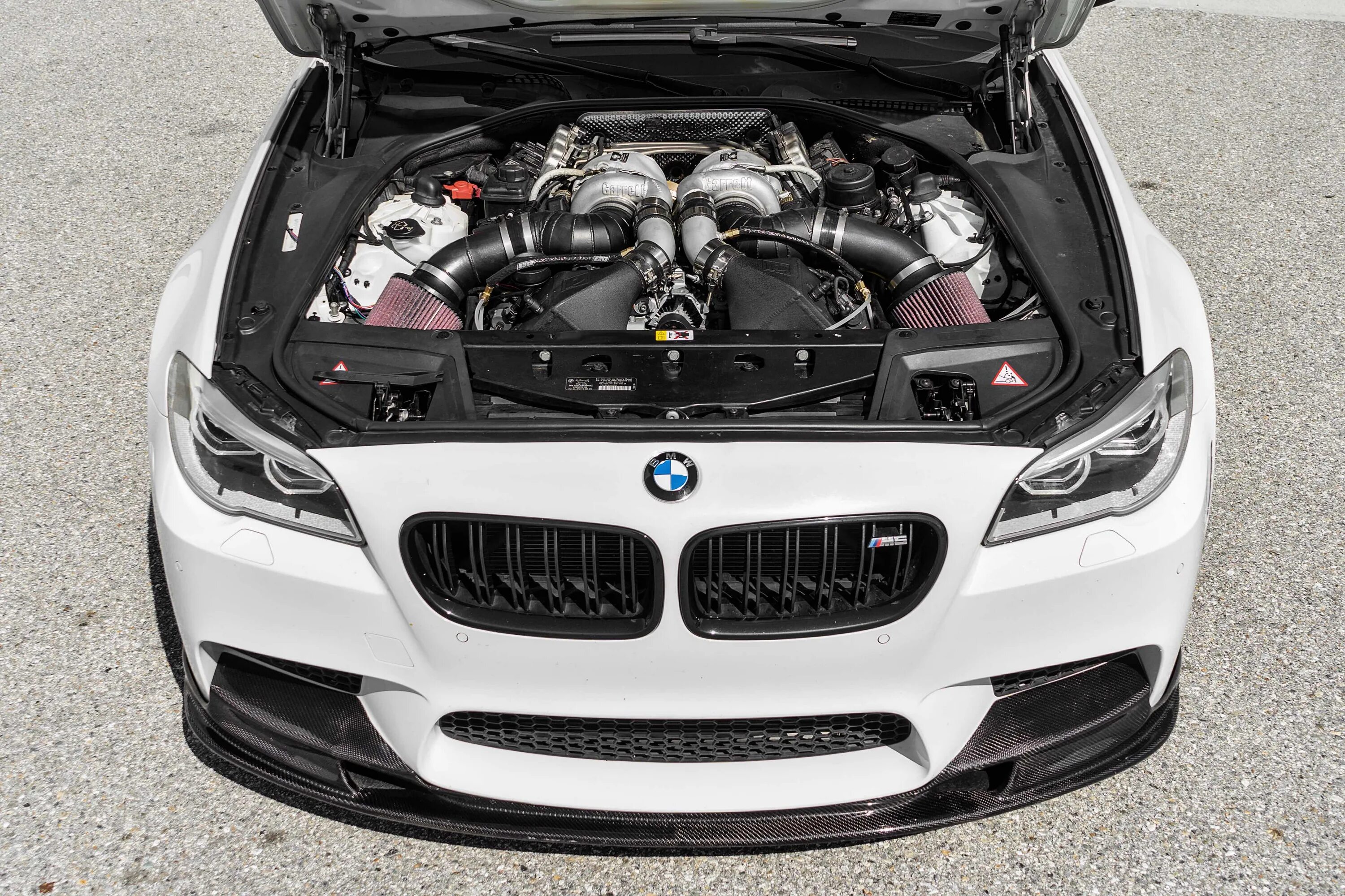 Бмв м5 какой мотор. Bmw m5 f10 мотор. v10 bmw m5 мотор. bmw m5 f90 мотор. бмв м5 ф10 двигатель.