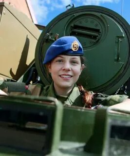 Женщины служащие в своей
