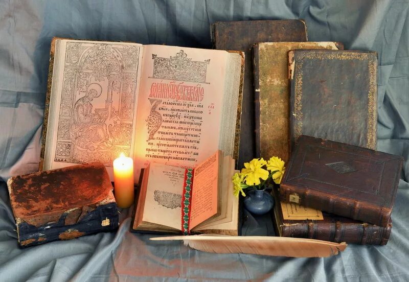 Книжные редких книг. Раритетные книги. редкие книги. редкие старинные книги. богослужебные книги.