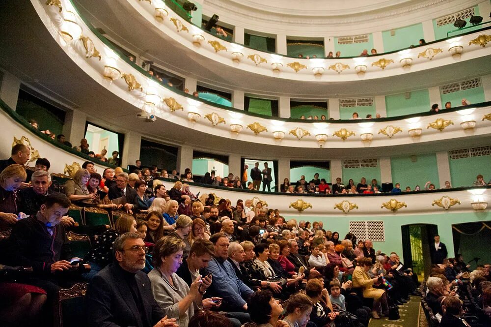 Волгоградский театр Царицынская опера. Царицынская опера Волгоград зал. Царицынская опера бельэтаж. Волгоград театр оперы и балета. Театр вмещал зрителей