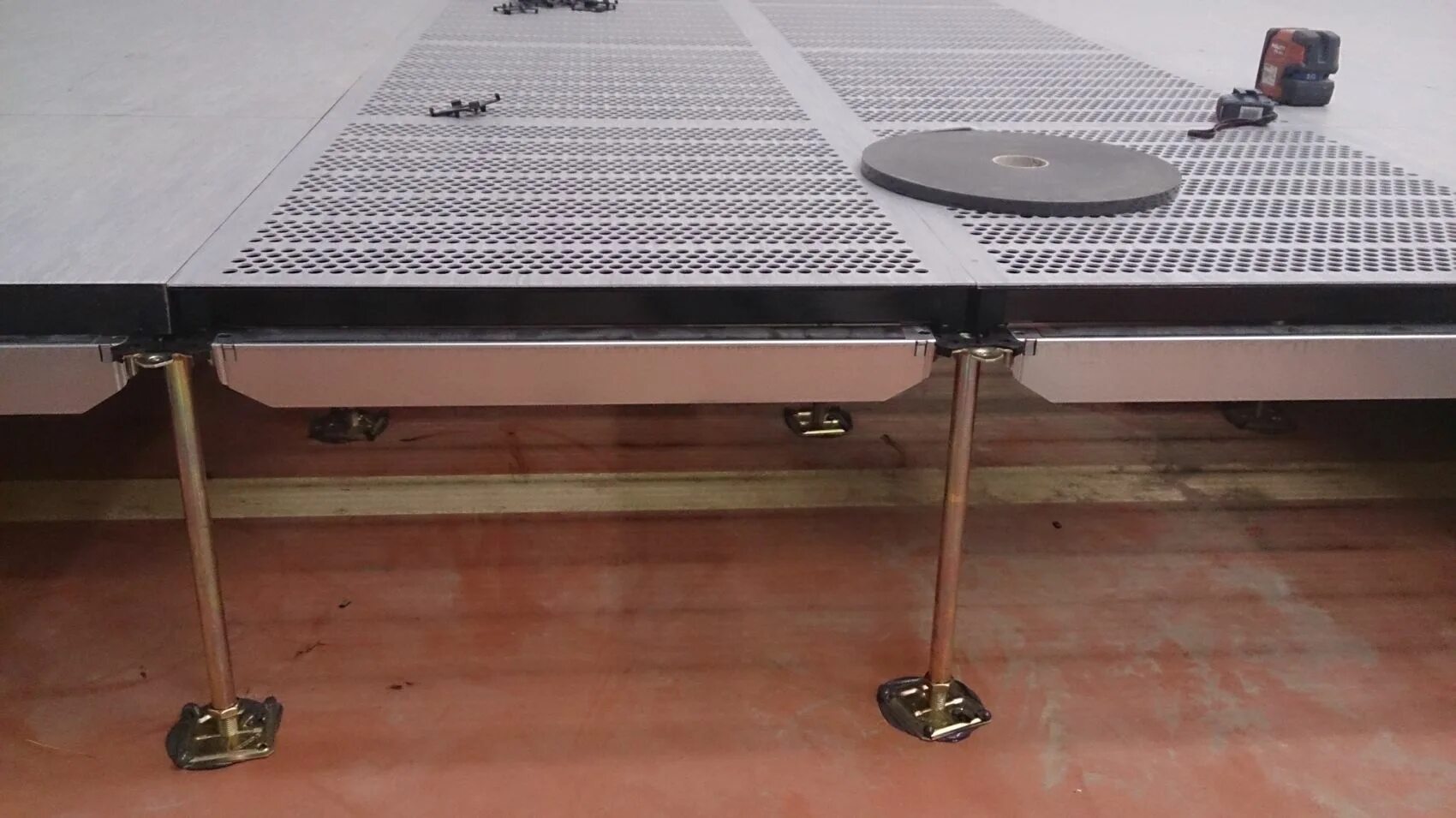 Под фальш. Фальшпола 600*600*40мм, 40gs pvc. фальшпол 40 gs. фальшпол weiss. kingspan фальшпол 600x600.
