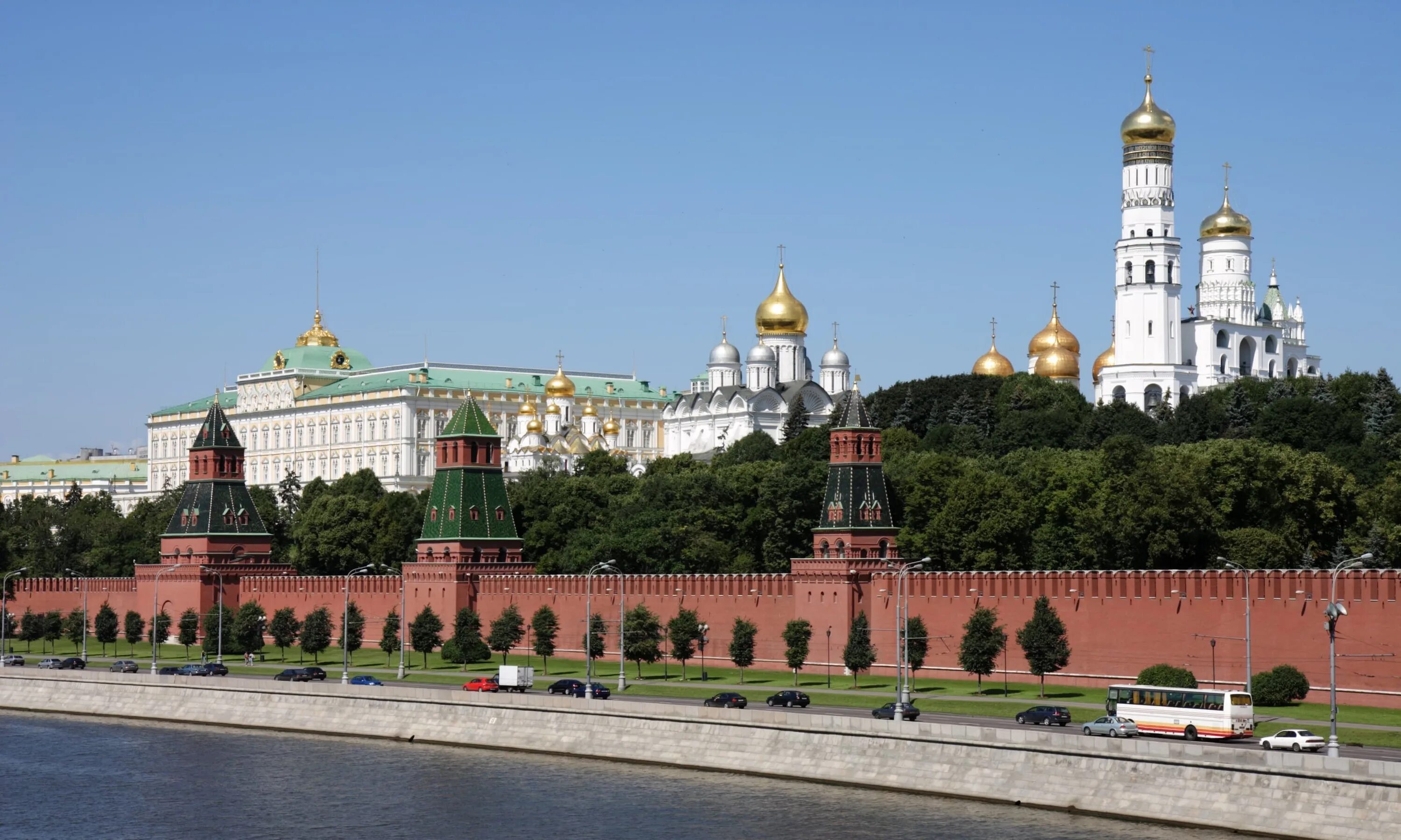 Как ее приняла москва. Белый кремль москва. белокаменный московский кремль. кремль белокаменный московский кремль. краснокирпичные стены московского кремля.
