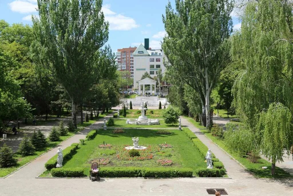 Парк октябрьской революции ростов на дону аттракционы. Парк горького ростов-на-дону колесо обозрения. Ростов парк имени октябрьской революции. Центральный парк горького ростов на дону. Центральный городской парк им а м горького ростов-на-дону.