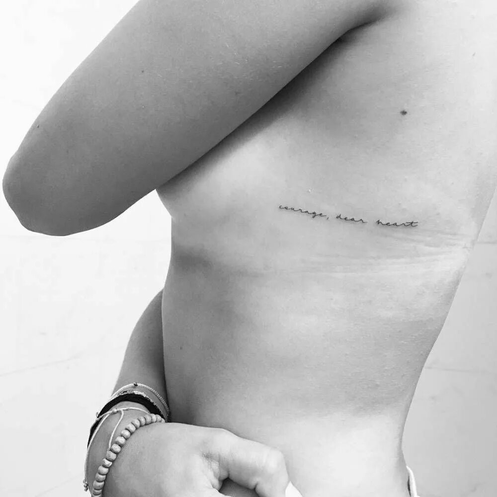 Тату на ребрах женские. Тонкие тату на ребрах. Тату надпись на ребрах. Маленькая тату на ребре у девушек. Маленькая тату на ребре у девушек.