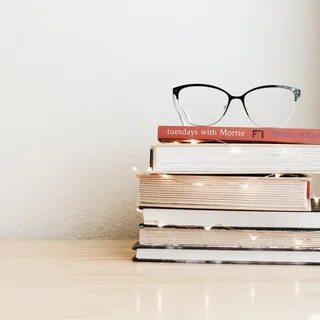 Книга на столе на английском