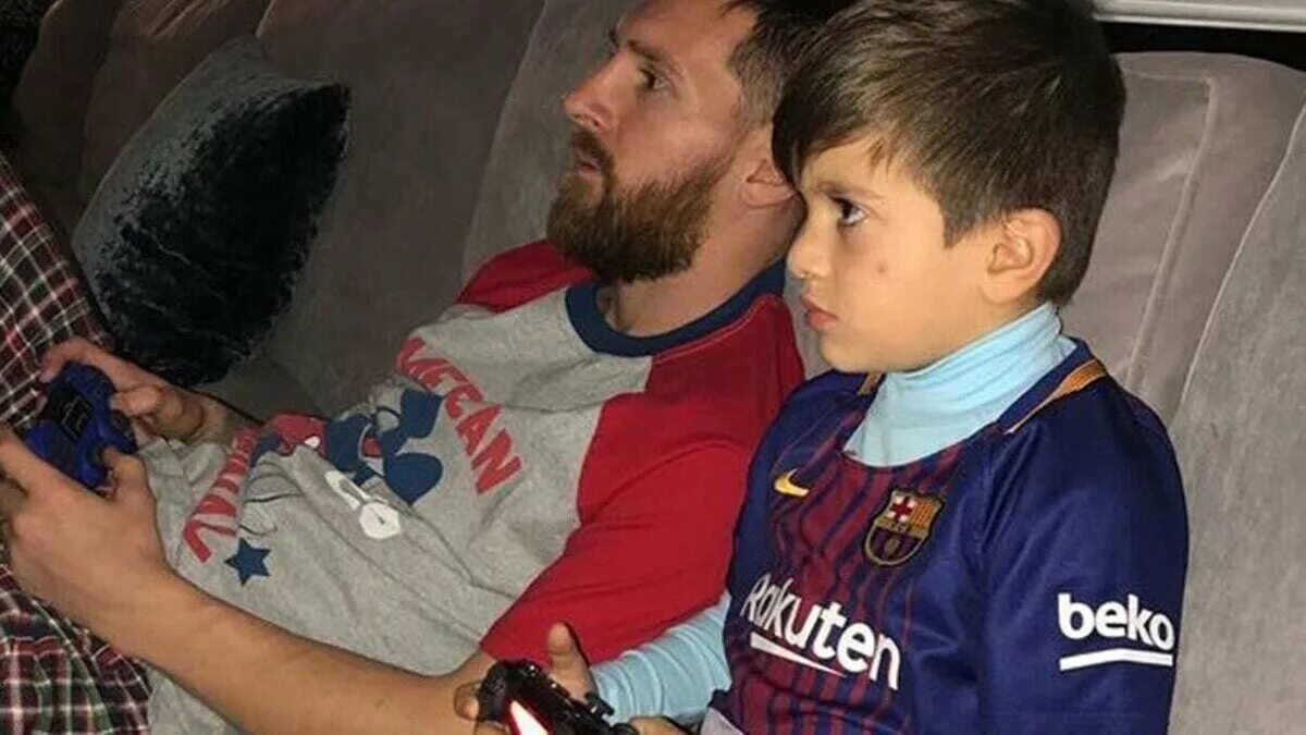 Карточка лео месси в фифа 22. Карточка messi fifa 20. Карьера за игрока обложка классная фифа 22. Футбол проиграли. Месси играет в фифу.