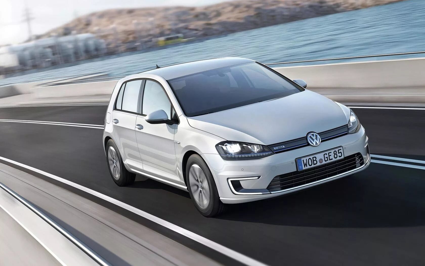 Электро фольксваген. Фольксваген e-Golf. Volkswagen Golf электромобиль. VW Golf e-Golf. Электро гольф e Golf.