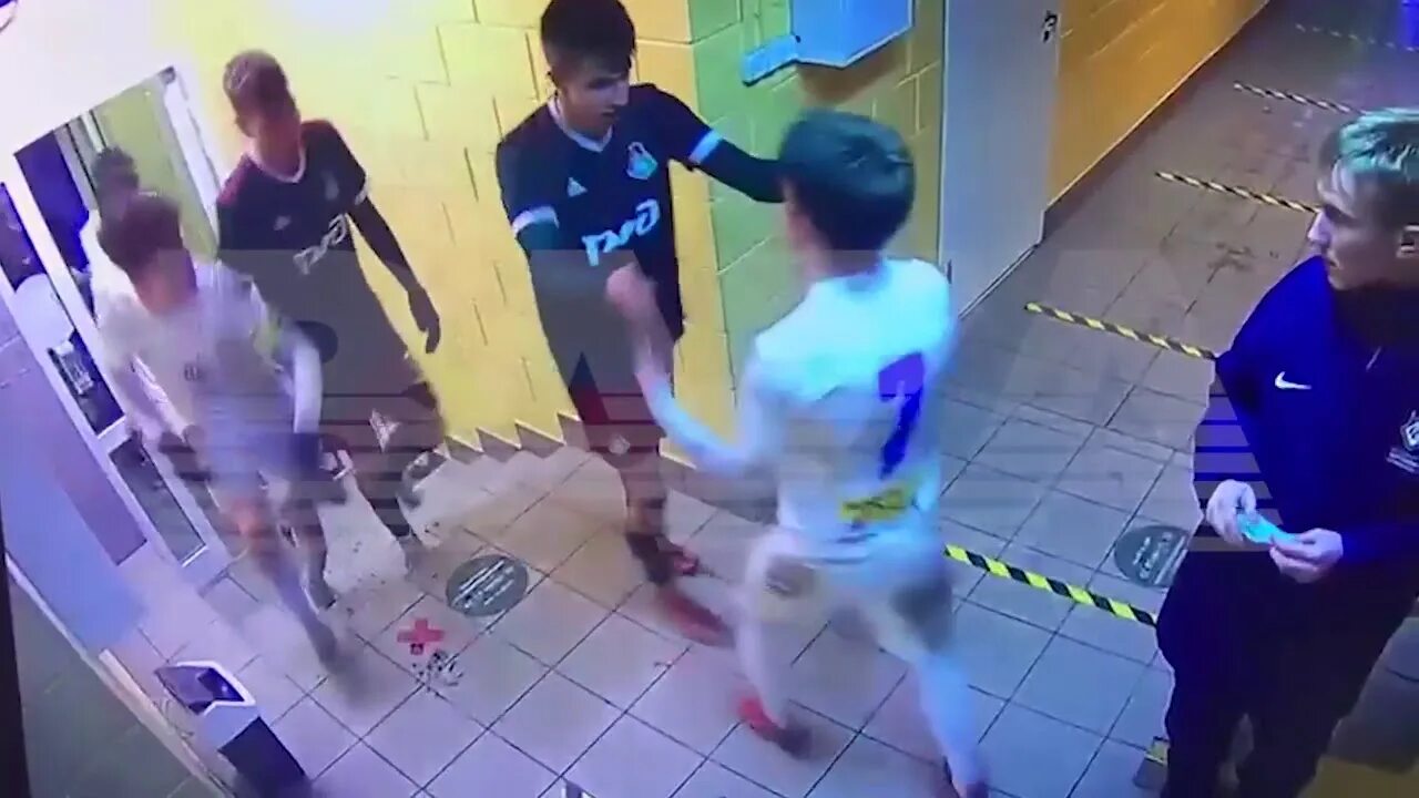 Посадили за избиение. Шнапцев максим локомотив. максим шнапцев драка. футболист избиение стулом.