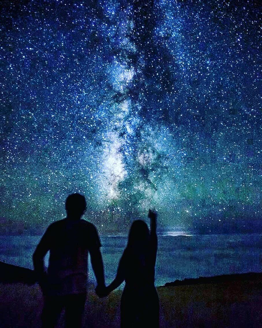 Звездное небо. Звездное небо пара. Поцелуй под звездами. Влюбленные под звездами.