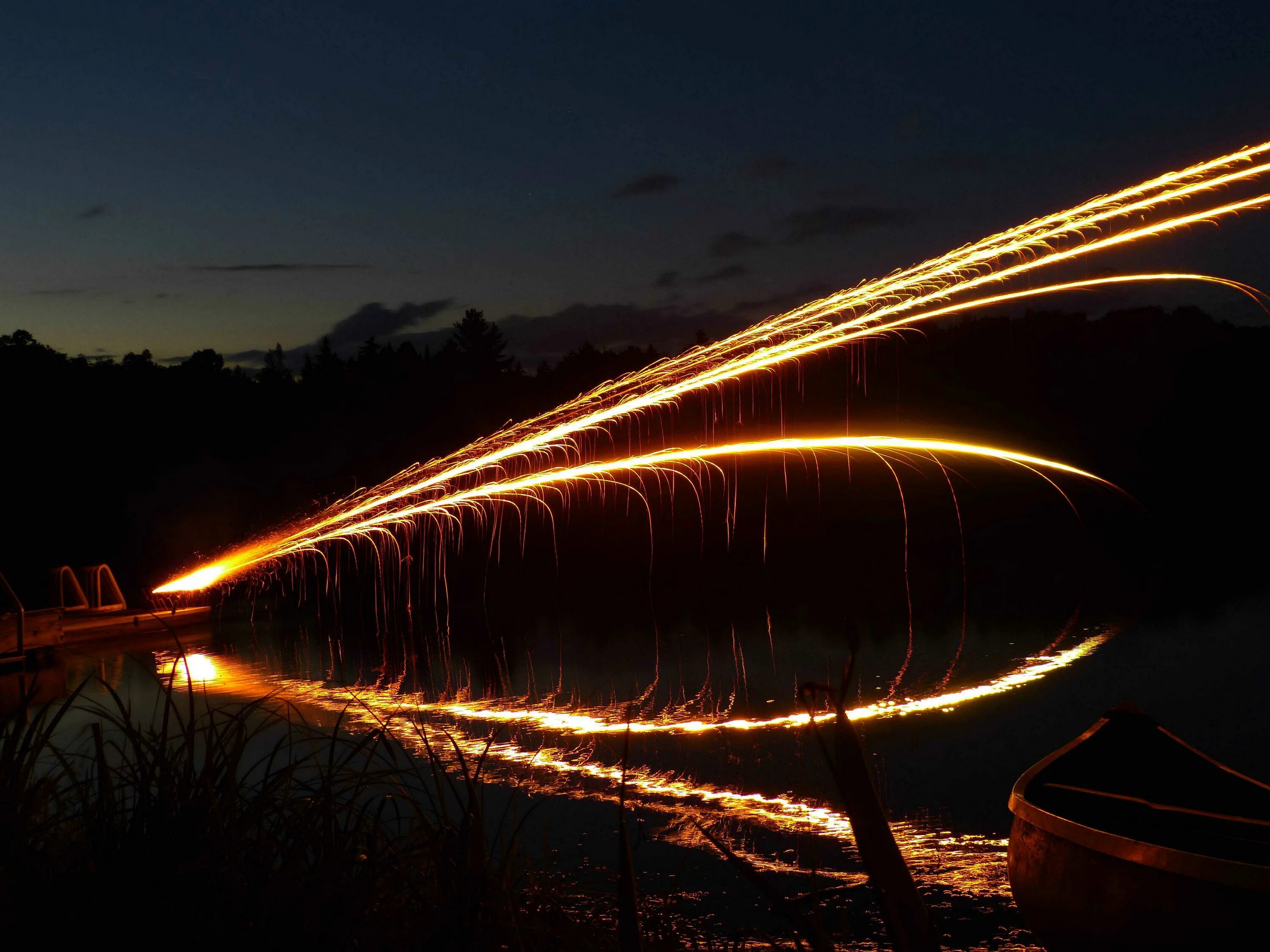 римская свеча в действии. римская свеча русская пиротехника магия огня рс5670. пиротехника. огненный фонтан. фейерверк на длинной выдержке.