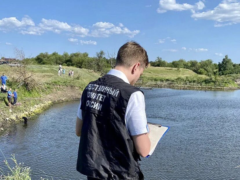 Пруд. Пруд Саратов. Водоёмы Глазовского района пруды водоёмы. Река Саратовка. Летний мальчик утонул