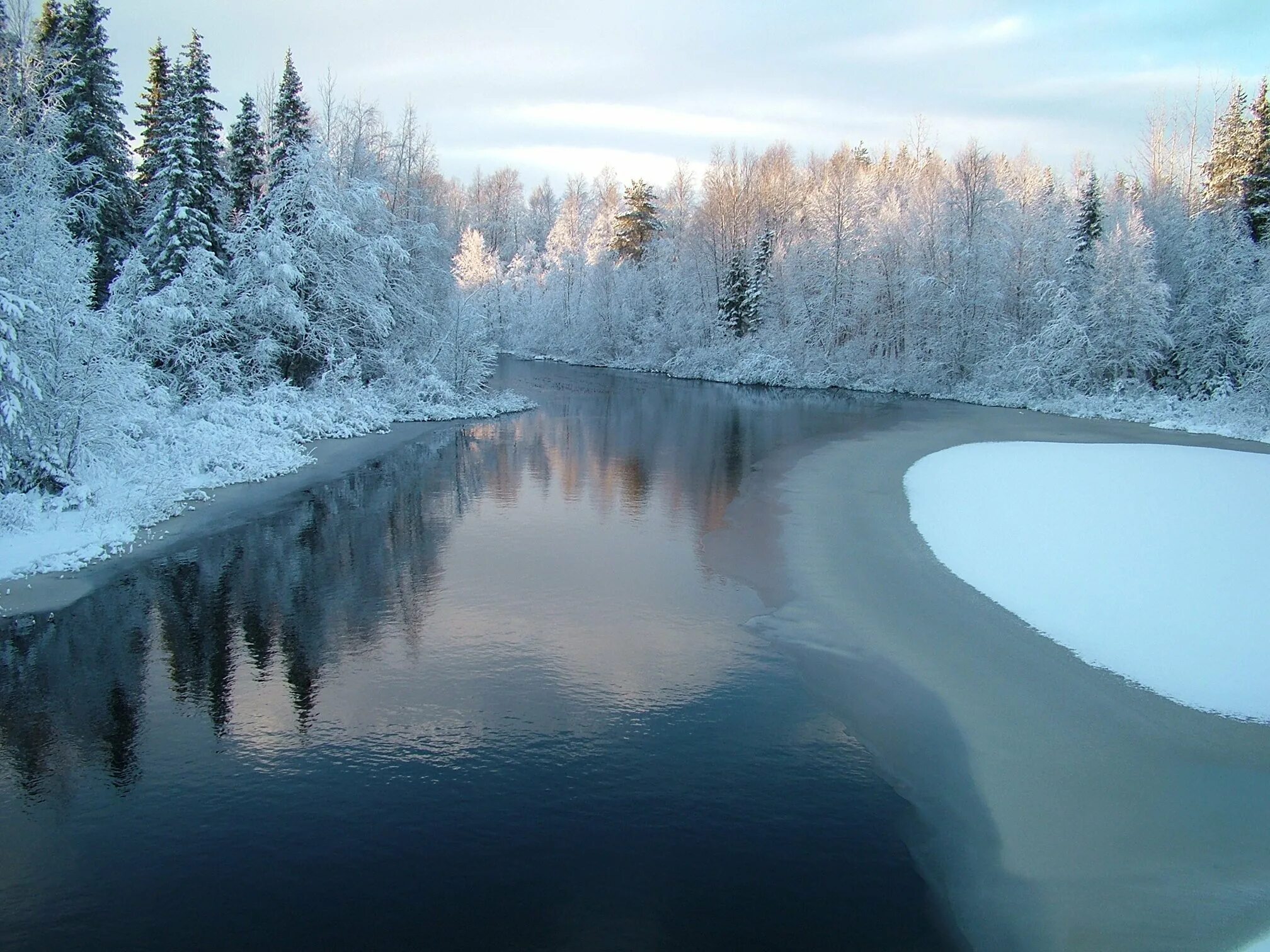 Зимняя река. Зимнее озеро. Замерзшая река. Река зимой. Лед на реках и озерах