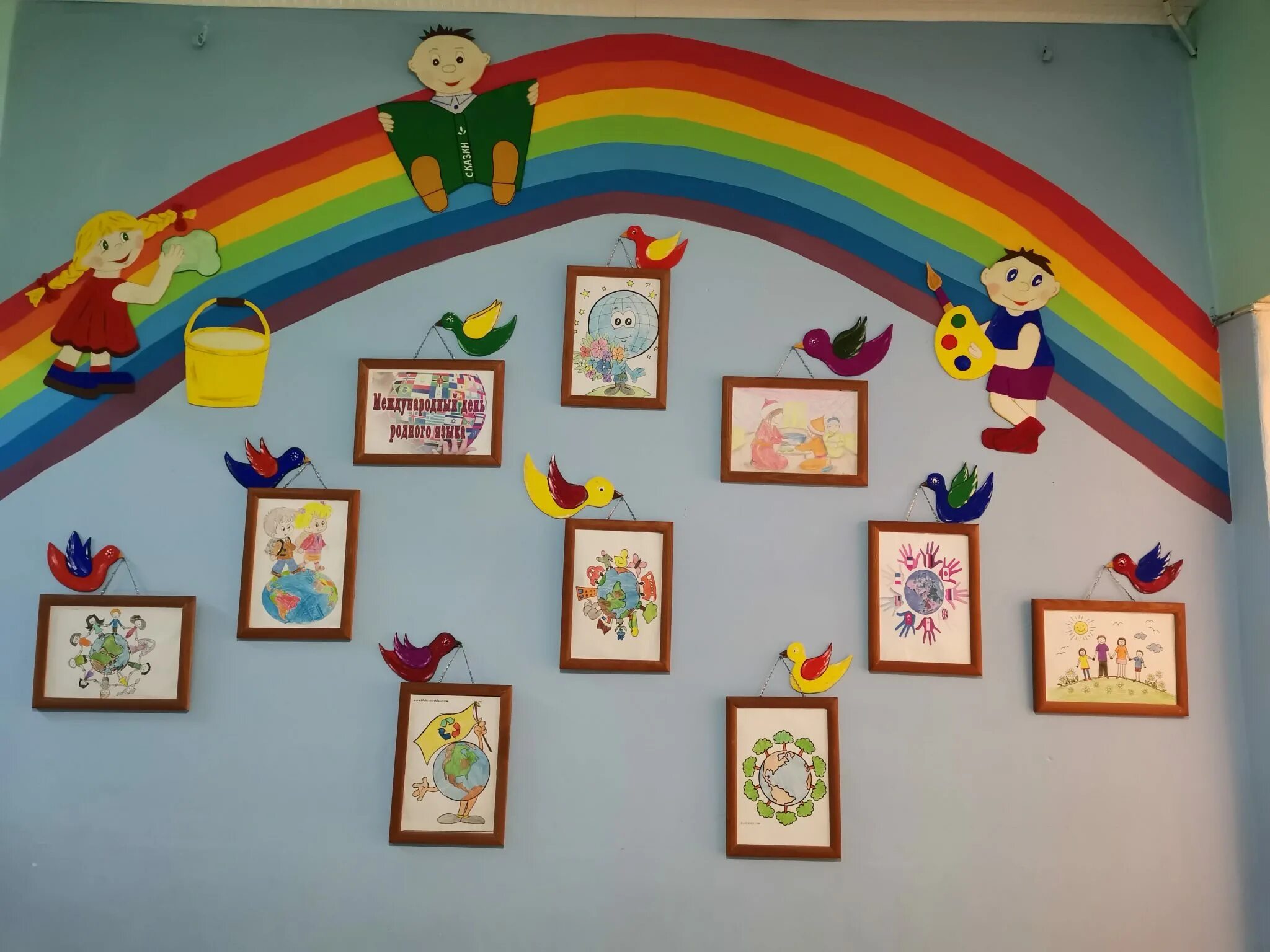 оформление выставки детских раб. декоративно-прикладное творчество в детском саду. выставка детских рисунков в детском саду. выставки детских работ в доу. оформление выставки детских работ.