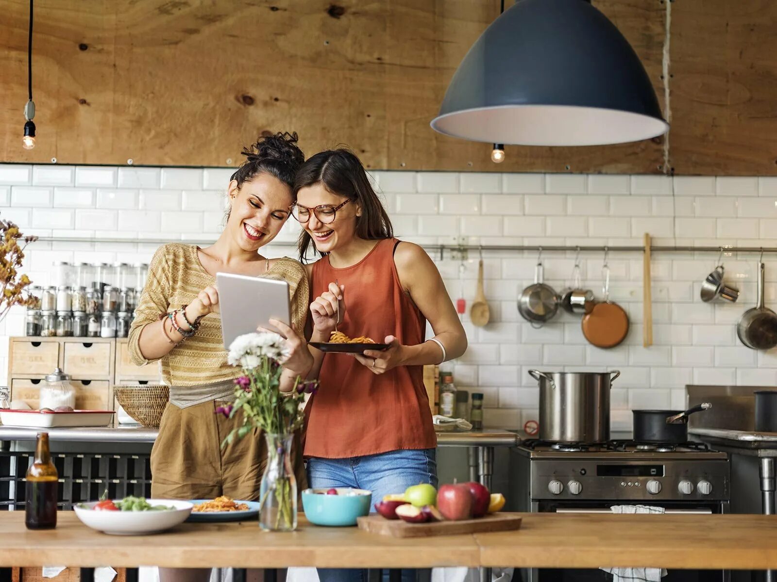 Готовим завтрак. Приготовление пищи. Готовим завтрак. Хозяйка на кухне. Хозяйственная женщина.