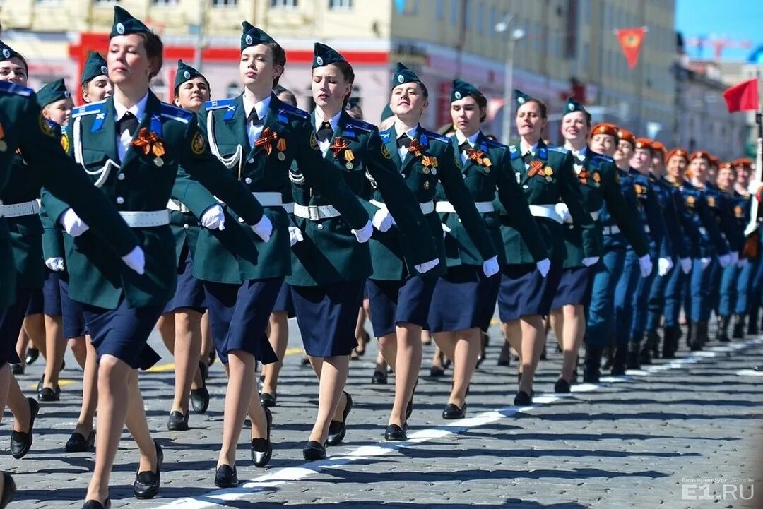 Женщины на параде Победы. Женщины военные на параде. Парадная форма женщин военнослужащих. Женская армия на параде.