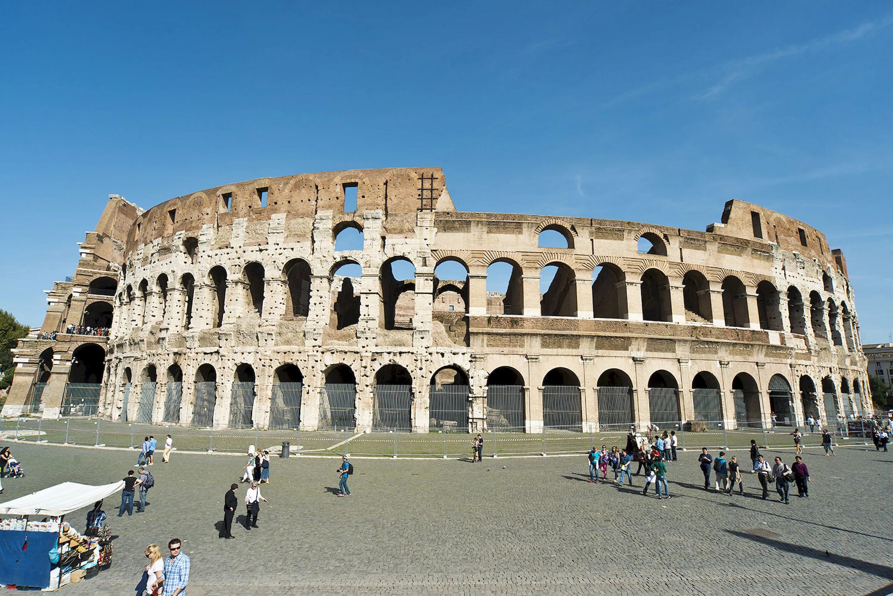 Сколько лет колизею. Римский Колизей. Колизей в древнем Риме. Рим Колизей Арена. Амфитеатр памятник архитектуры древнего Рима.