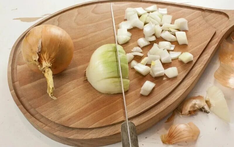 Виды лука в кулинарии. Лук репчатый нарезанный. Лук нарезанный полукольцами. Как нарезать репчатый лук. Как нарезать репчатый лук.