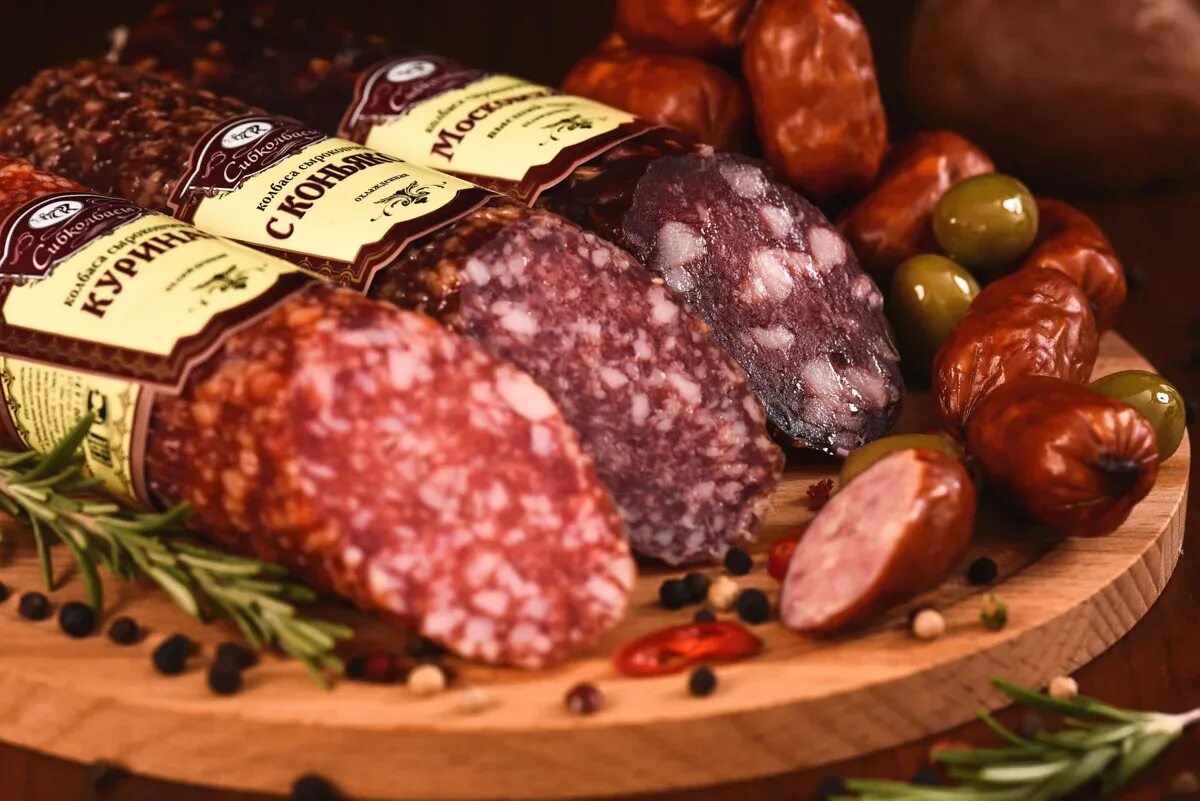 Колбаса фирмы. Махачкалинский мясокомбинат сосиски. Мясная продукция фирмы. Мясная продукция фирмы. Колбаса разная.