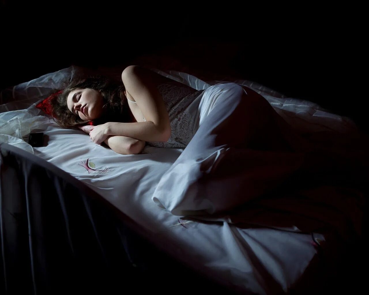 Сон ночью картинки. Эмили Инсомния. Девушка спит в кровати. Девушка в постели спит. Спящая женщина в кровати.
