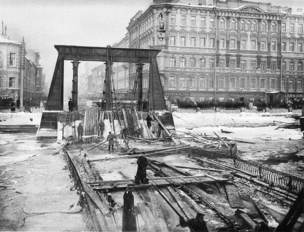 Разрушенный санкт петербург. Египетский мост в Санкт-Петербурге 1905. Египетский мост в Санкт Петербурге 1905 год. Египетский мост в Санкт-Петербурге рухнул 1905. Обрушение египетского моста в Санкт-Петербурге.