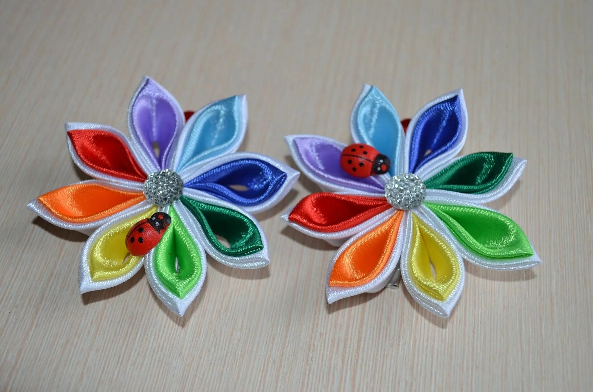 Цветок в технике канзаши. Канзаши. Поделки из атласных лент. Рукоделие канзаши. Украшения канзаши.