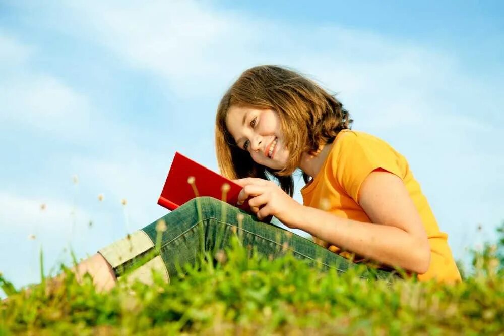 Чем заняться на каникулах подростку. Лето с книгой. Увлечения подростков. Чтение на природе. Чтение летом.