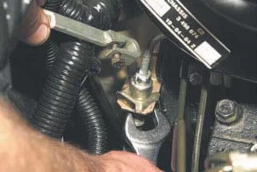 Chevrolet Niva Manual " Снятие шланга гидропривода сцепления