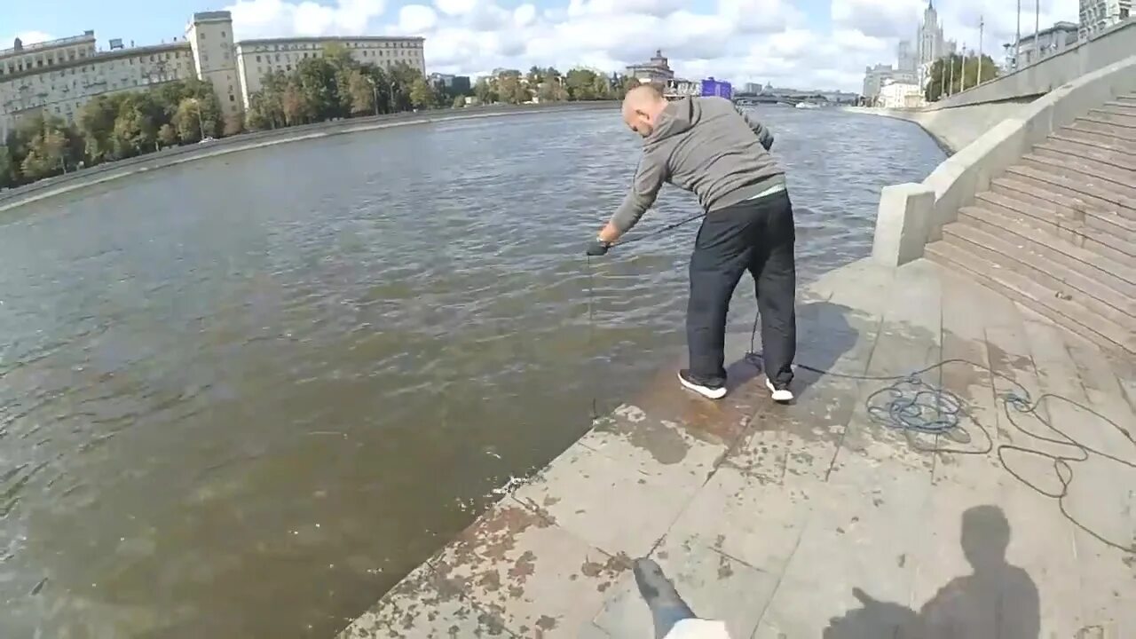Дно москвы реки. Какая глубина москва реки. В москве реке найдены. Москва река без воды. Самое глубокое место в москве реке.