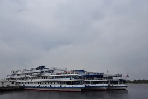 К пристани причалили 2 теплохода на каждом