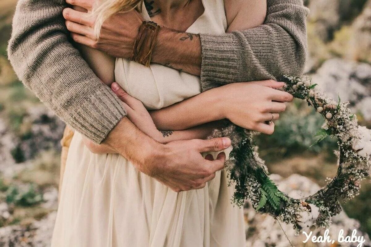 Теплые отношения мужчина и женщина. Очень теплые отношения. Очень теплые отношения. Обнимает девушку. Очень теплые отношения.