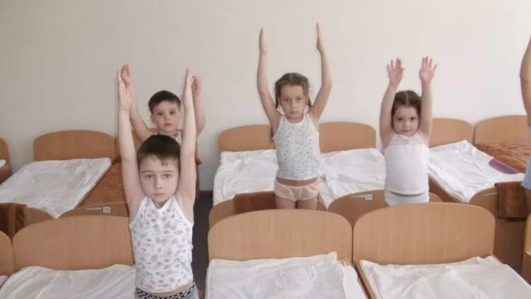 Гимнастика после сна в детском саду. Гимнастика пробуждения в детском саду. Подъем в саду после сна. Гимнастика в садике. Мальчик проснулся.