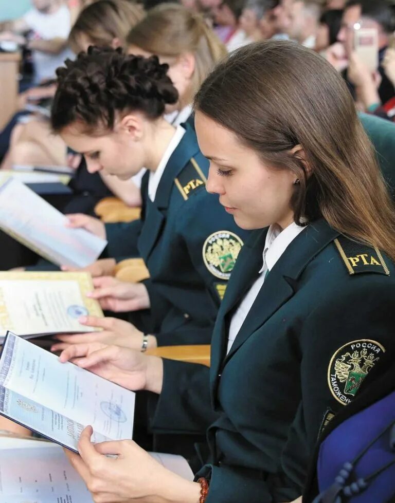 Таможенное дело форма студента. Таможня форма женская. Сфу таможенное дело красноярск. Форма таможни. Женщина таможенник в форме.