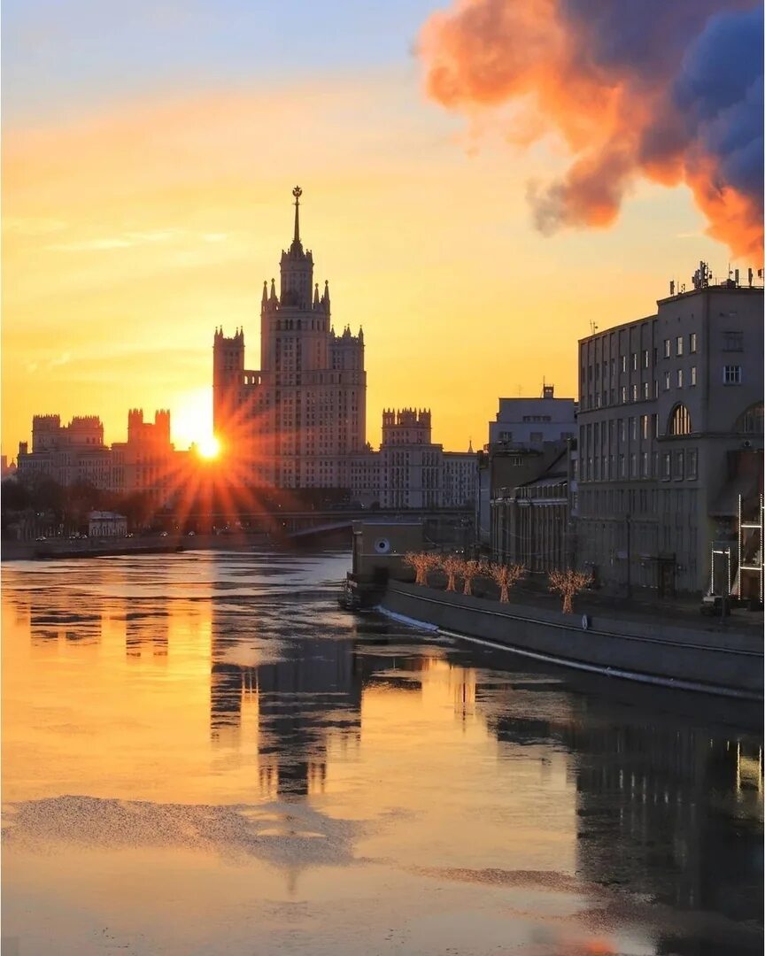 Еще только рассвет читать. Москва высотка на Котельнической набережной. Красивый закат в городе. Закат над городом. Утро в городе.