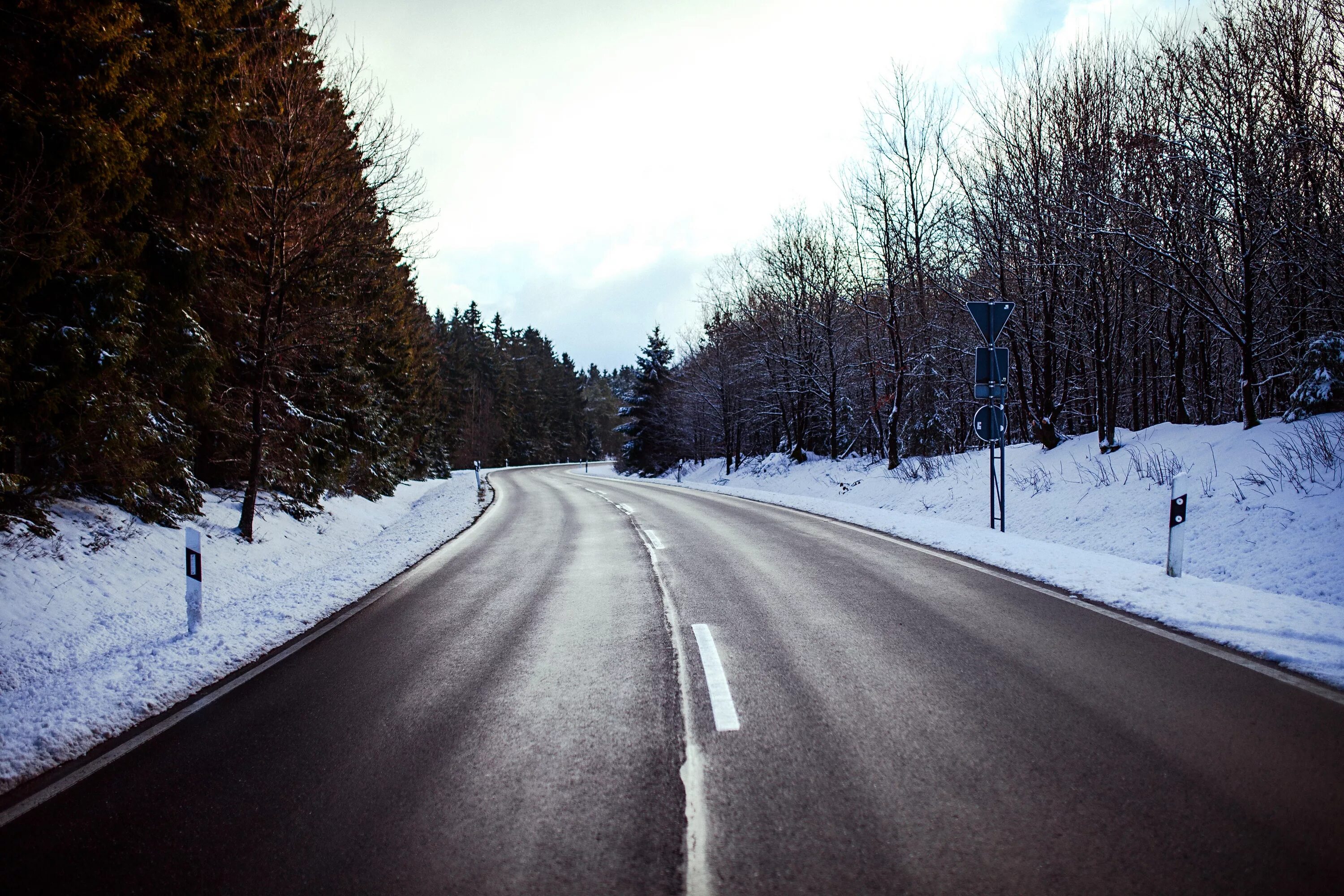 На широкой большой дороге. Зимняя дорога. Трасса зима. Снег на дороге. Дорога зимой.