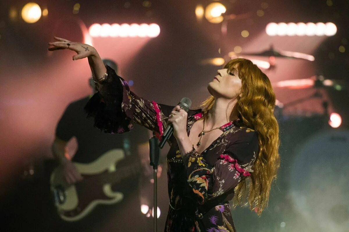 Florence the machine never let me. Флоренс Уэлч группа. Флоренс Уэлч концерт. Группа Florence and the Machine. Уэлч, Флоренс 2007.