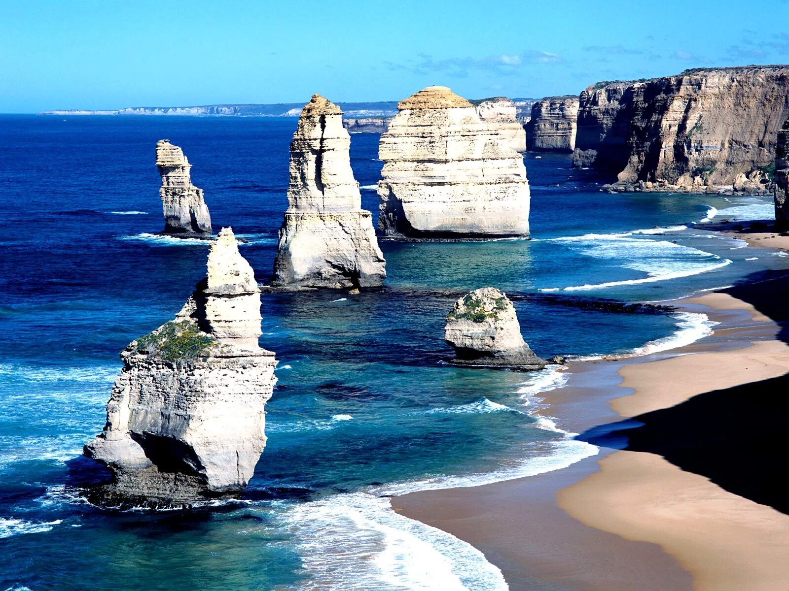 Австралия море сидней. Пляж квинсленд в австралии. Sea australia. Скалы 12 апостолов австралия. Большойбарьернгый риф.
