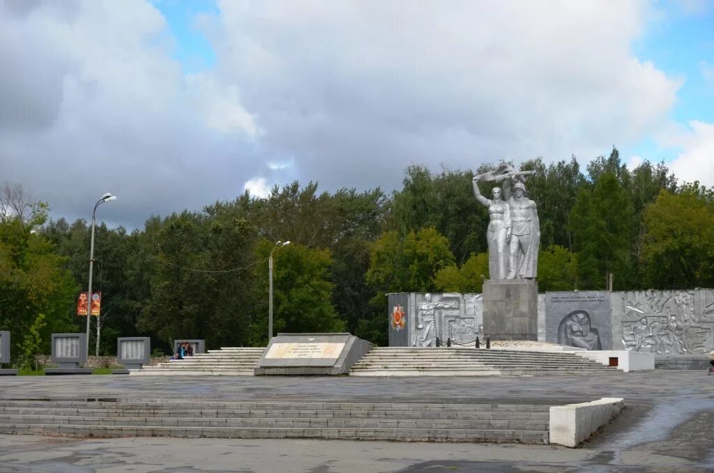 Новоберезовский свердловская область купить. Парк Победы Березовский Свердловской области. Исторический сквер Березовский Свердловской области. Парк Победы город Березовский. Мемориал Березовский парк Победы Свердловской области.