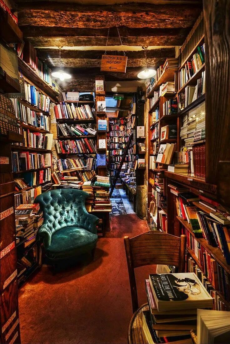 Книжный магазин Shakespeare and Company в Париже. Шекспир и компания книжный магазин Париж внутри. Домашняя библиотека. Уютная библиотека. Library store