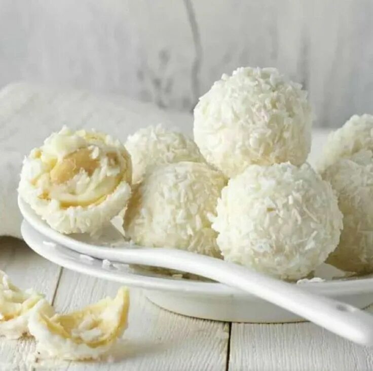 Пирожное картошка рафаэлло. Рафаэлло с кокосовой стружкой. Глиношар рафаэлло. Конфеты из кокосовой пасты. Кокосовые конфеты рафаэлло.