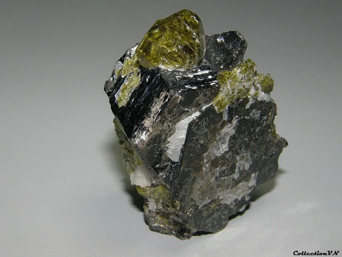 Авгит минерал. Пироксен минерал. Диопсид минерал Кольский. Диопсид Авгит. Слюда кремний