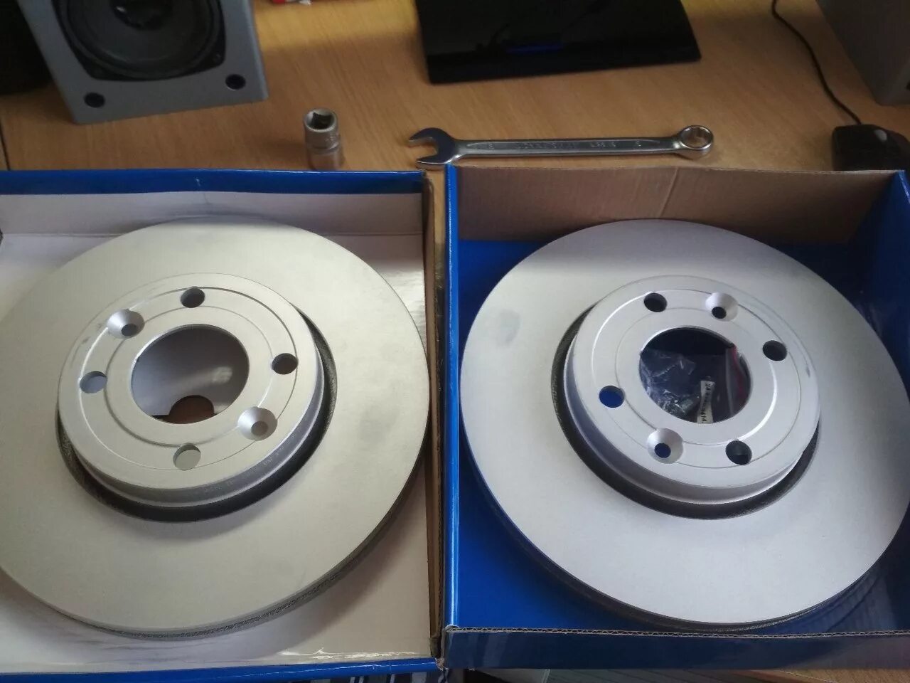 Brakes disk nissan. Тормозные диски на ниссан ноут. Тормозные диски передние ниссан ноут е11. Тормозные диски nissan almera classic. Тормозные диски ниссан ноут 2012 года.