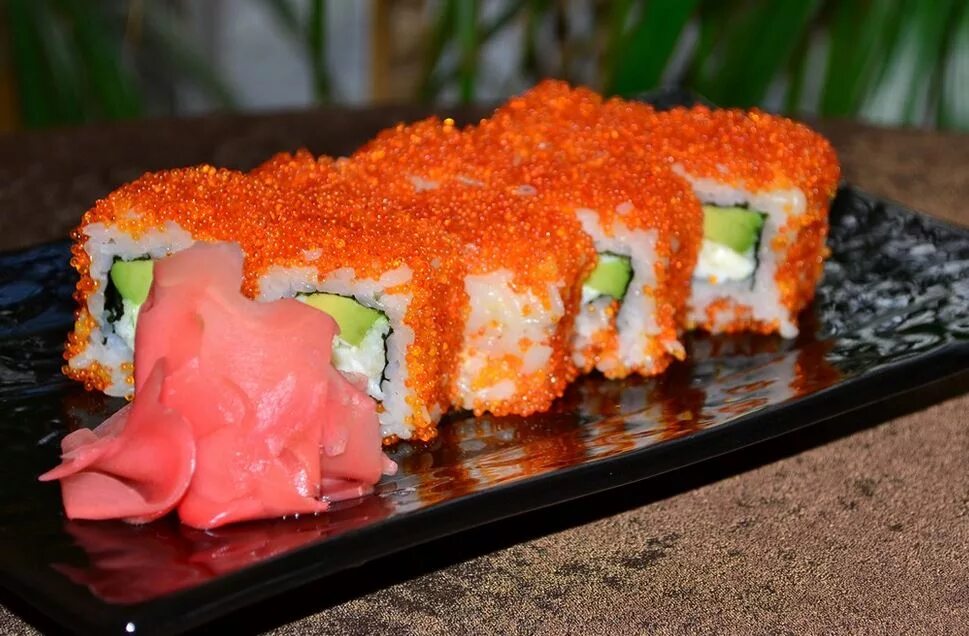 калифорния роллы. 1 ролл калифорния. сан суши сендо. ролл калифорния с крабом. японская калифорния.